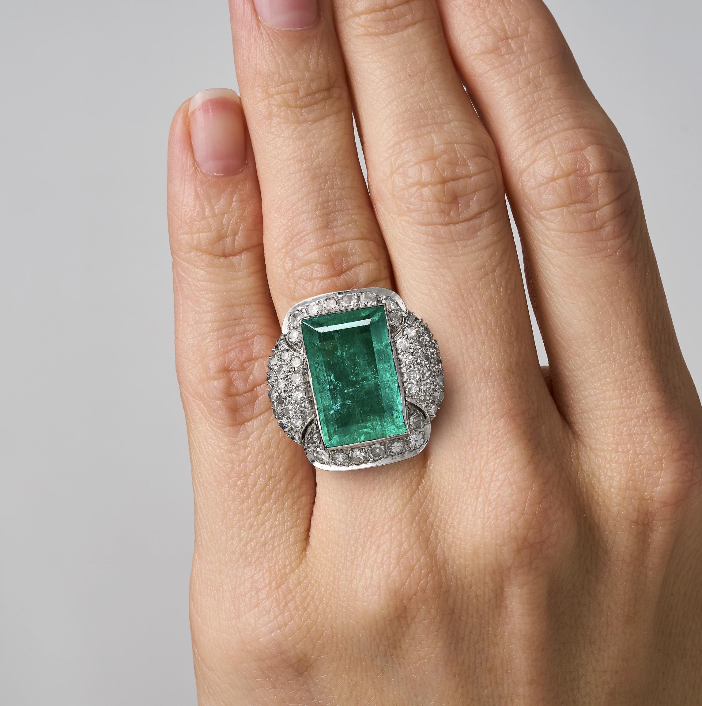 Taglio misto Squisito anello con smeraldo e diamante in vendita