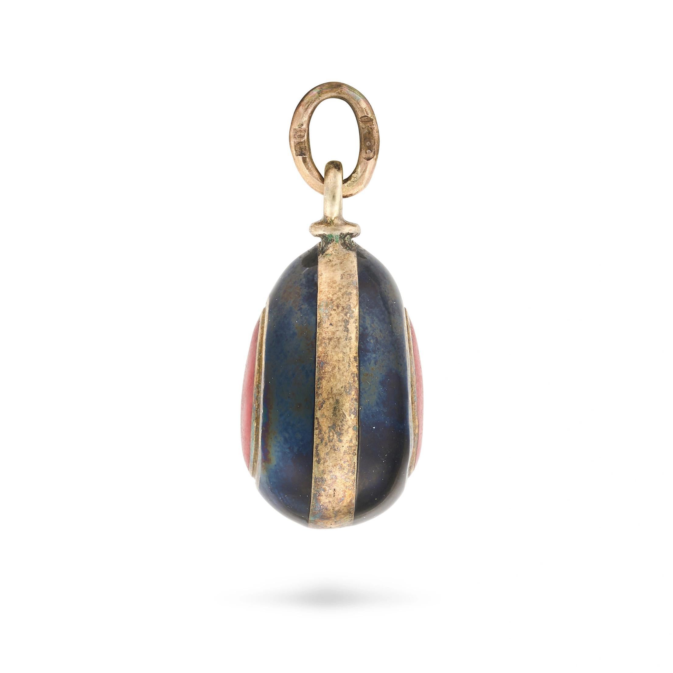 Faberge Anhänger mit antikem Purpurin und Emaille-Ei

Einzelheiten:
Aus 56 Zolotnik-Gold, beidseitig mit einem birnenförmigen Purpurin besetzt, der mit schwarzem Email überzogen ist. Faberge-Herstellermarke, gestempelt 56.
Messung: 2,3 cm
Gewicht: