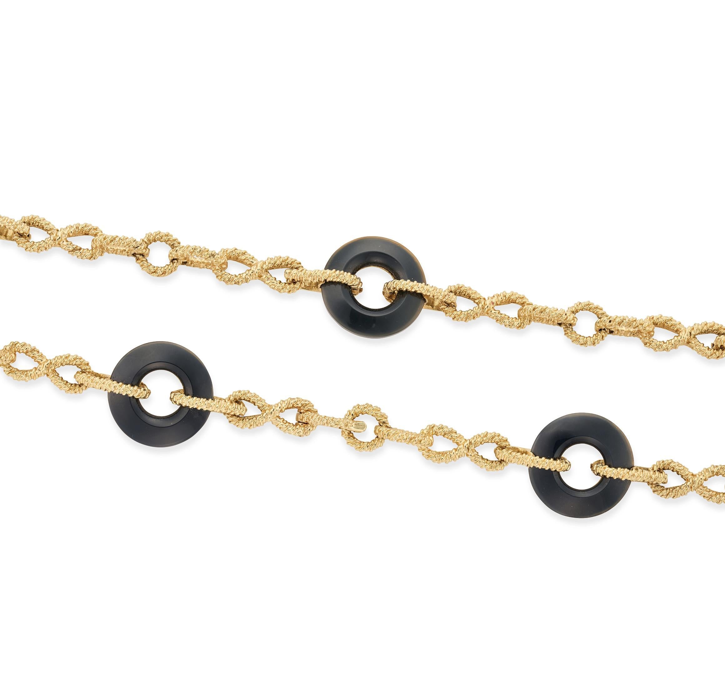 Collier d'onyx en or 18 carats Van Cleef & Arpels 

Détails :
En or jaune, comprenant des maillons de corde entrelacés, accentués par des disques d'onyx polis, vers les années 1979, signé Van Cleef & Arpels, estampillé AU750, 75cm.
Poids : 108.0