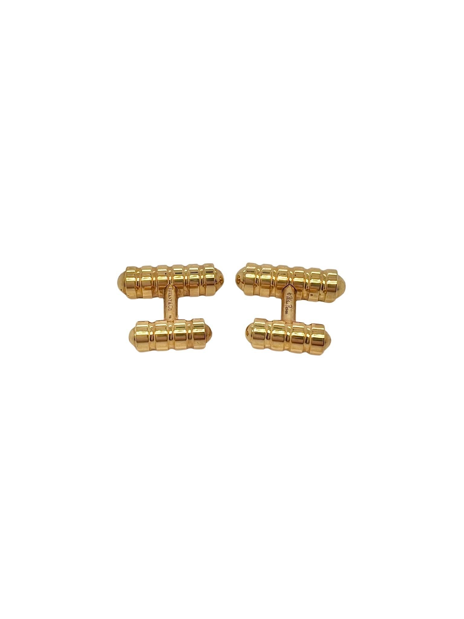Gemelli Groove in oro giallo 18k di Paloma Picasso for Tiffany & Co. 

Dettagli:
Materiale: Oro 18 carati
Lunghezza: 2.5 cm
Peso: 28.6 grammi
Con il marchio di fabbrica: Tiffany & Co., Germania, Paloma Picasso for Tiffany & Co.

In ottime condizioni