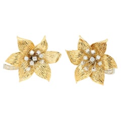 Pendientes vintage con clip de Boucheron París, de oro de 18 quilates y diamantes, con diseño de flor