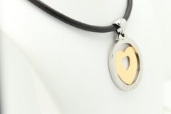 Collier en cuir Bulgari avec pendentif « Tondo Large Heart », en or 18 carats et acier