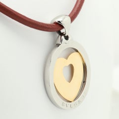 Collier en cuir Bulgari avec pendentif « Tondo Large Heart », en or 18 carats et acier
