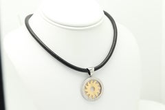 Collier Bulgari Tondo avec pendentif « Sun » en or 18 carats et acier, monté sur cordon