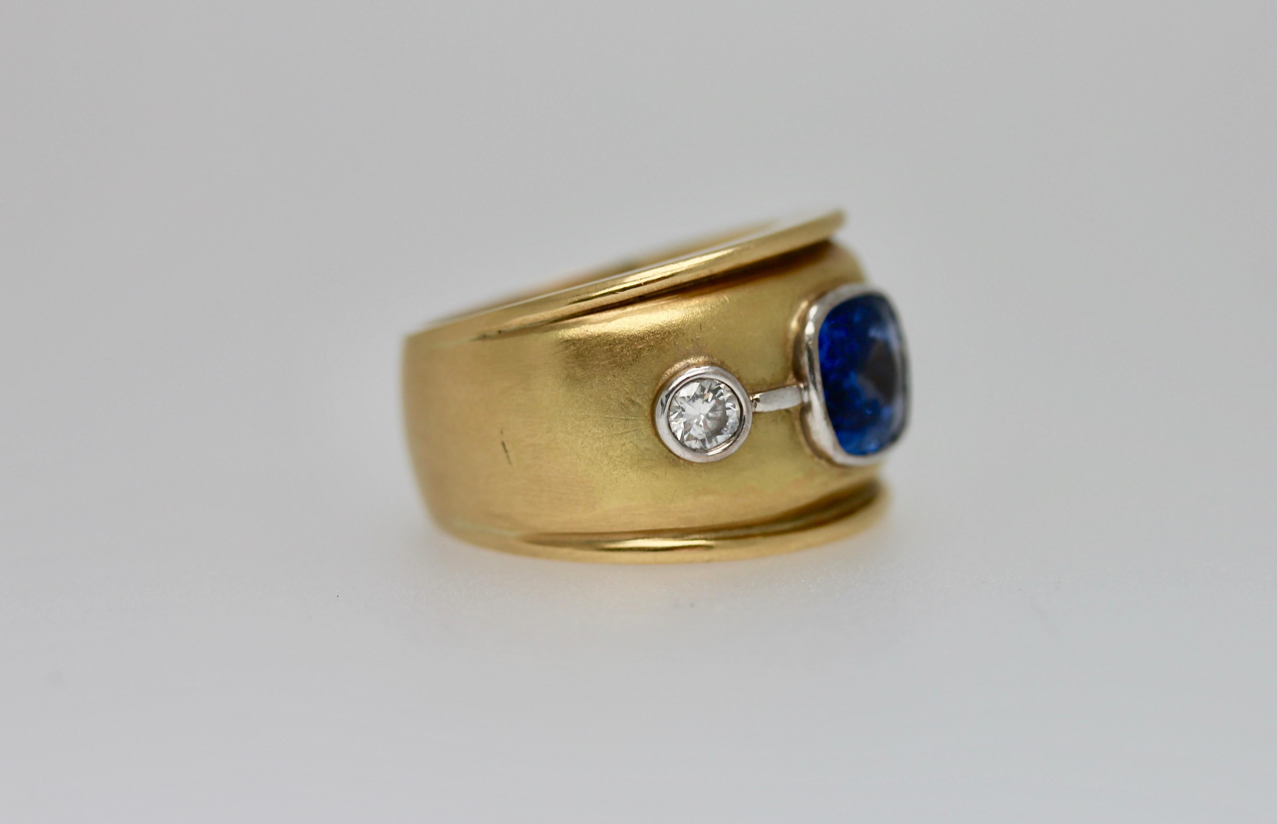 Sri Lankan Blue Sapphire and White Diamonds Cocktail Ring In New Condition In London, GB