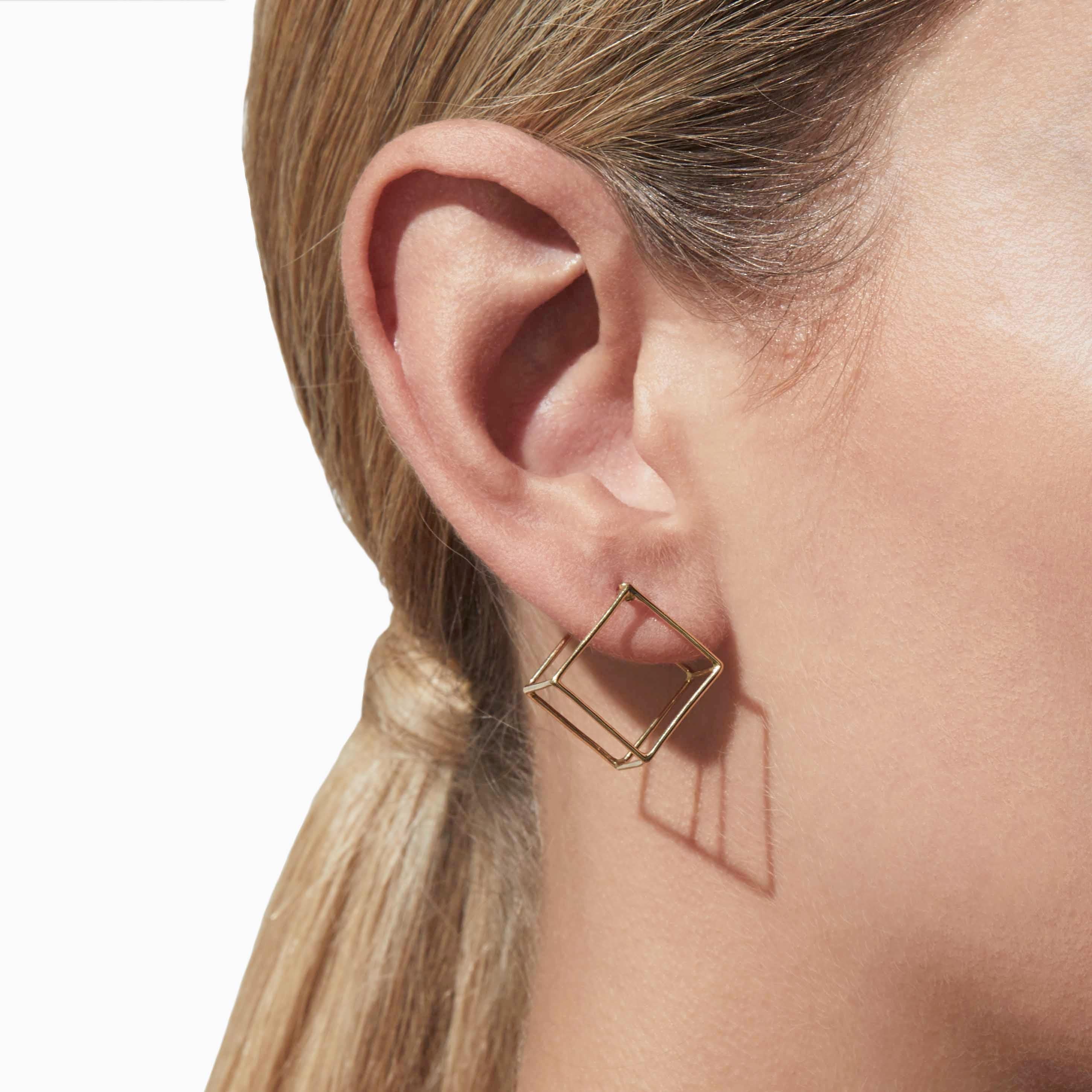 The three dimensional cubic form appears to float seamlessly around the earlobe when worn. A great size for daily use. One side is an earring post. You can alter the point at which the earring hangs depending on how you want it to appear.

18 Karat