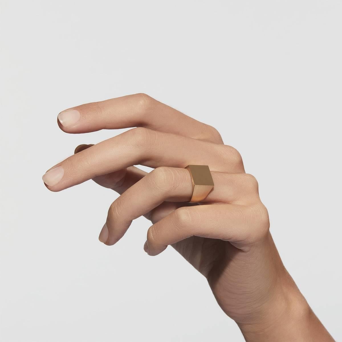 A classic square signet ring. The signet surface and inside the ring band is polished in contrast with the surface of the ring band which is matte.

Japan Size #21～#28
Signet top measurements: 11.5mm x 11.5mm
This item is made-to-order.

Items made