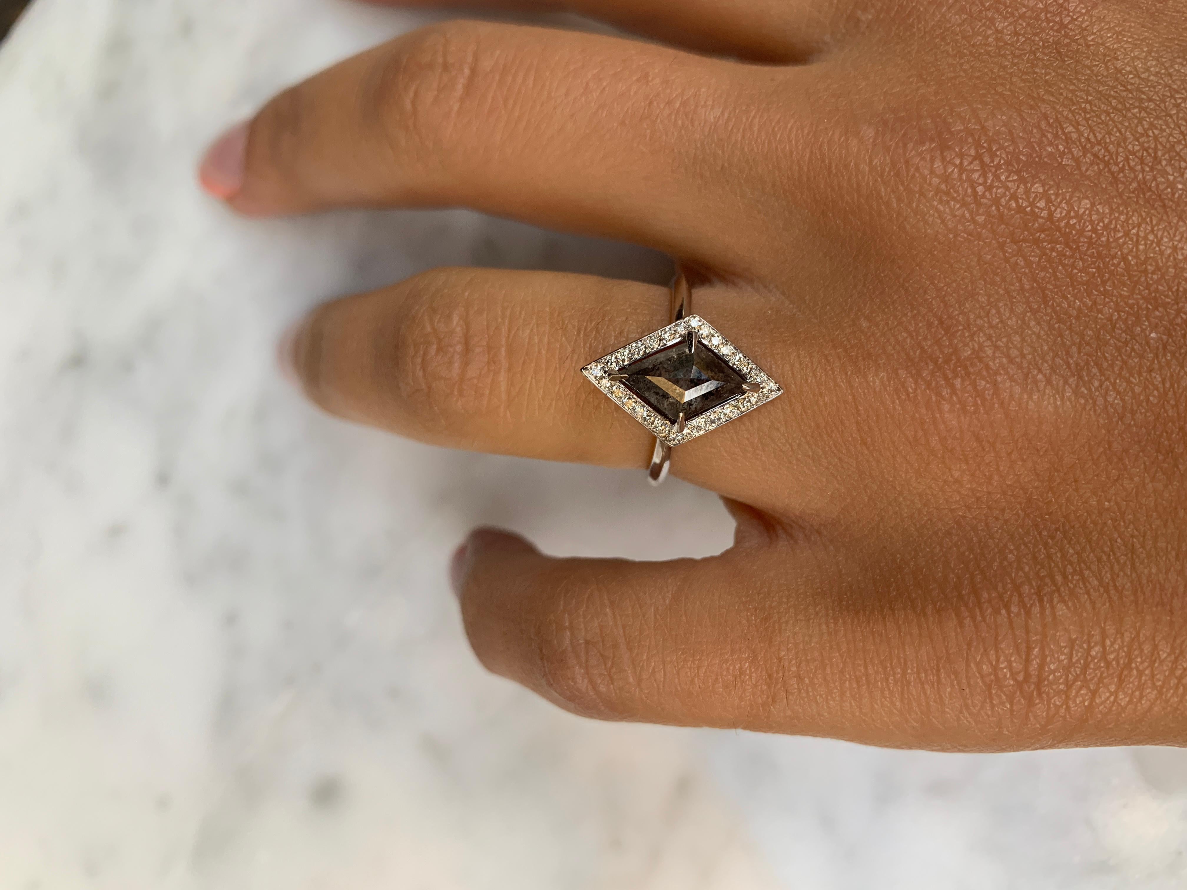 Rachel Boston 18ct White Gold and Geometric Rose Cut Imperfect Diamond Ring (Moderne) im Angebot