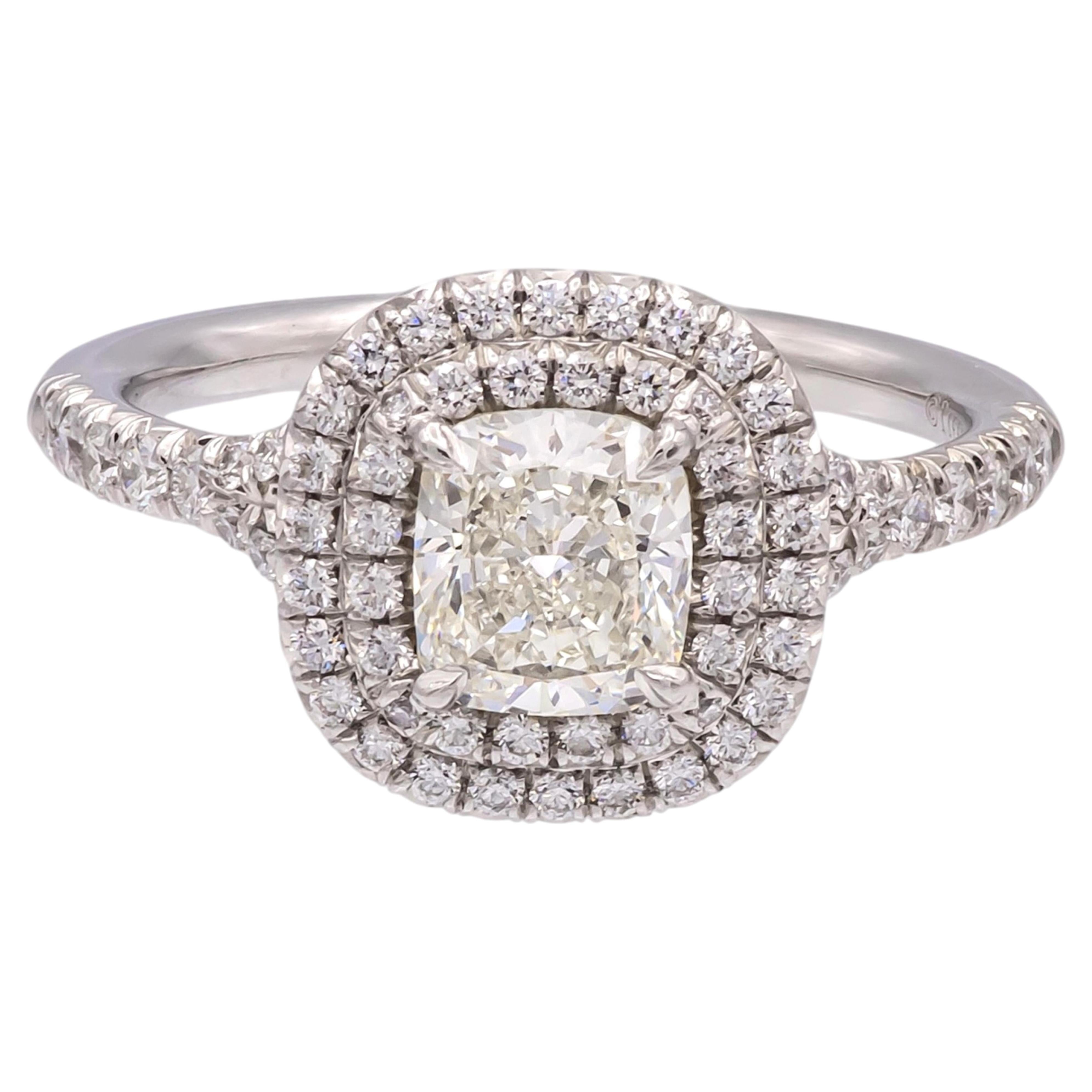 Tiffany & Co. Platin-Soleste-Verlobungsring mit einem 0,89-Karat-Zentralstein und doppeltem Halo aus Diamanten im Angebot