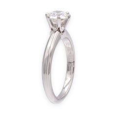 Tiffany & Co. Anillo de compromiso solitario con diamante redondo de platino de 0,80 ct, H VS2