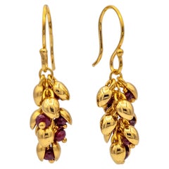 Pendientes colgantes de Me&Ro en oro de 18 quilates con forma de «Baby Pod» y rubí en forma de briolette