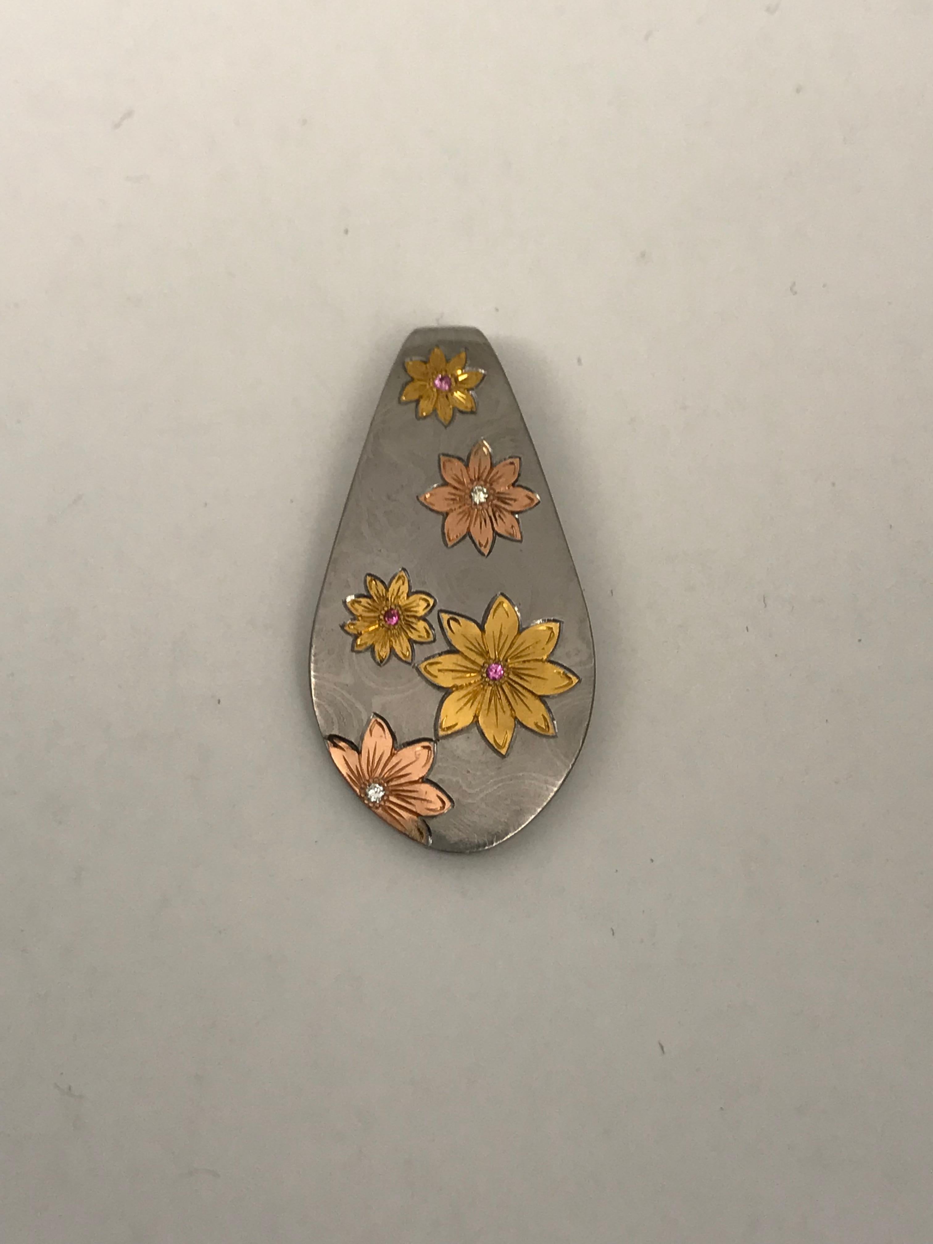 Damascus Steel Pendant with Rose Gold and 24 Karat Gold Flowers For Sale 1