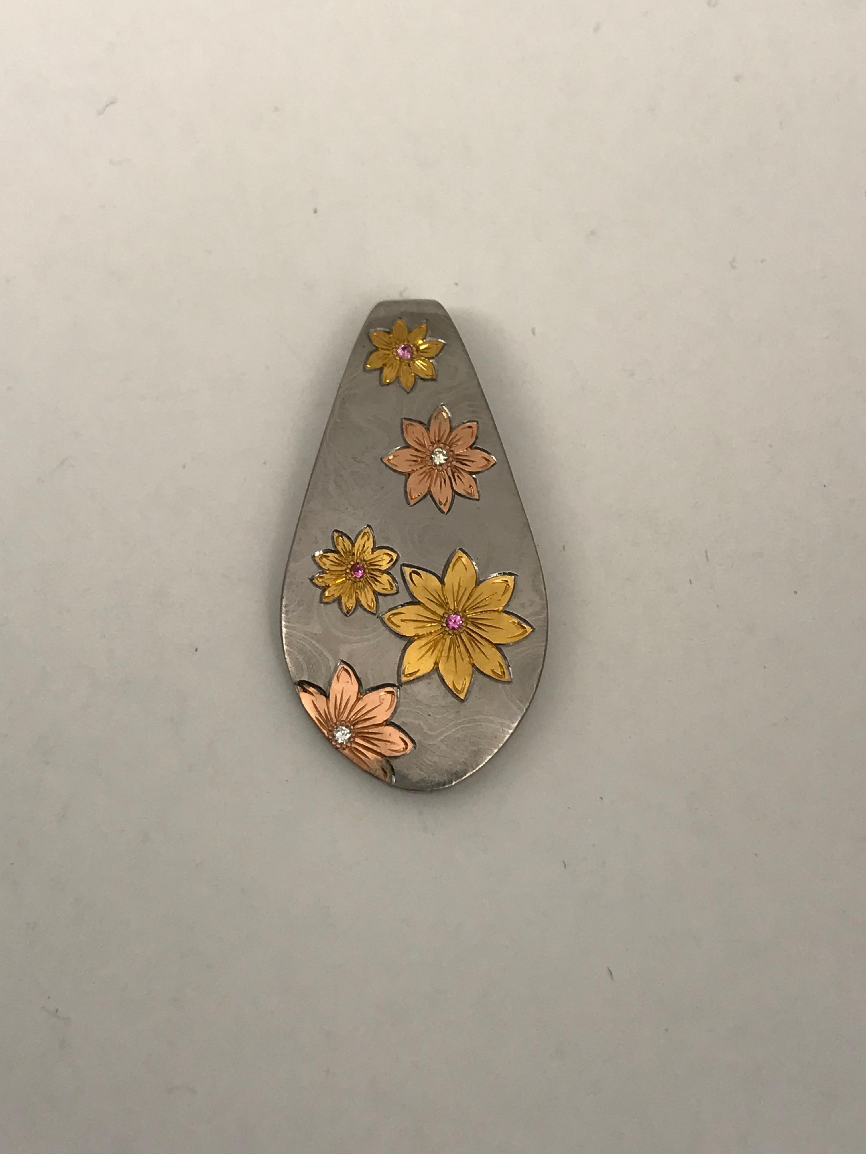 Damascus Steel Pendant with Rose Gold and 24 Karat Gold Flowers In New Condition For Sale In Austin, TX