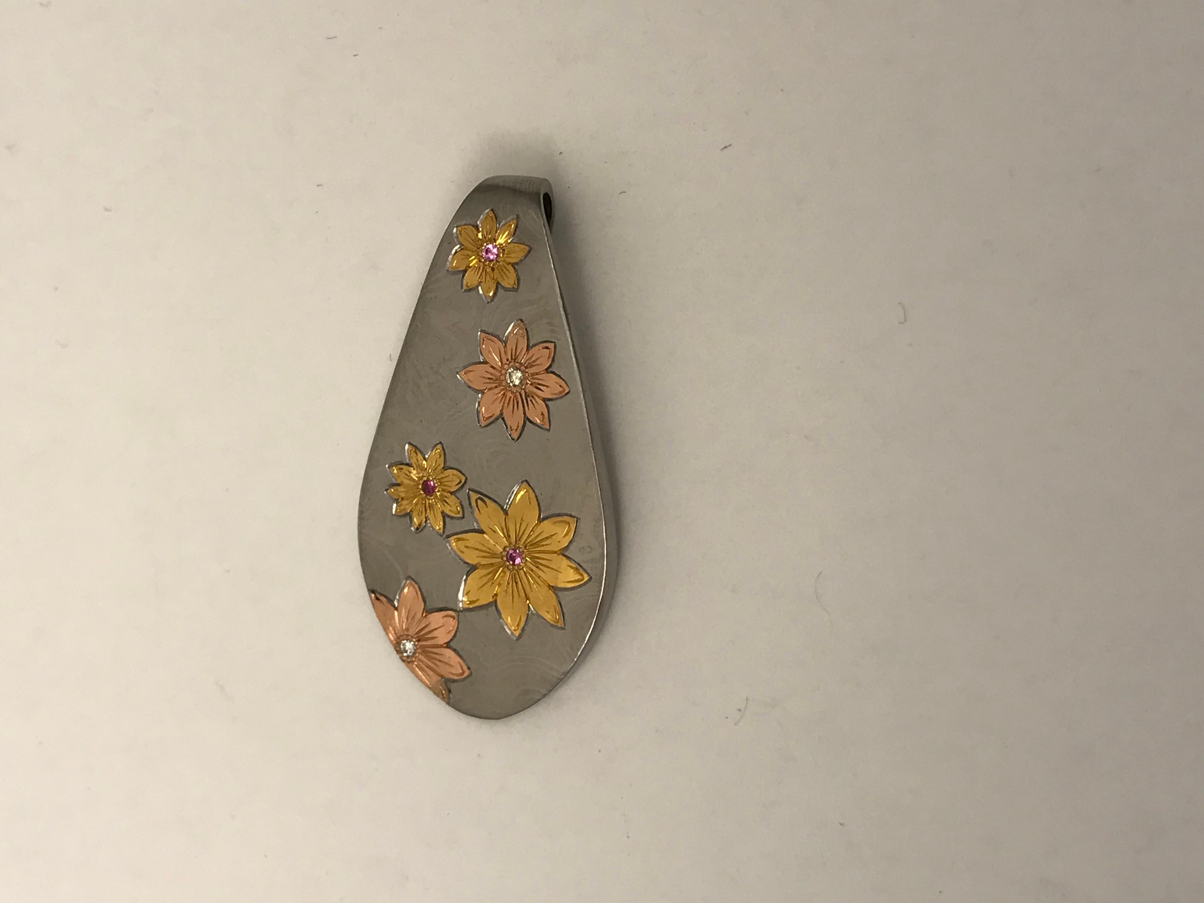 Damascus Steel Pendant with Rose Gold and 24 Karat Gold Flowers For Sale 2