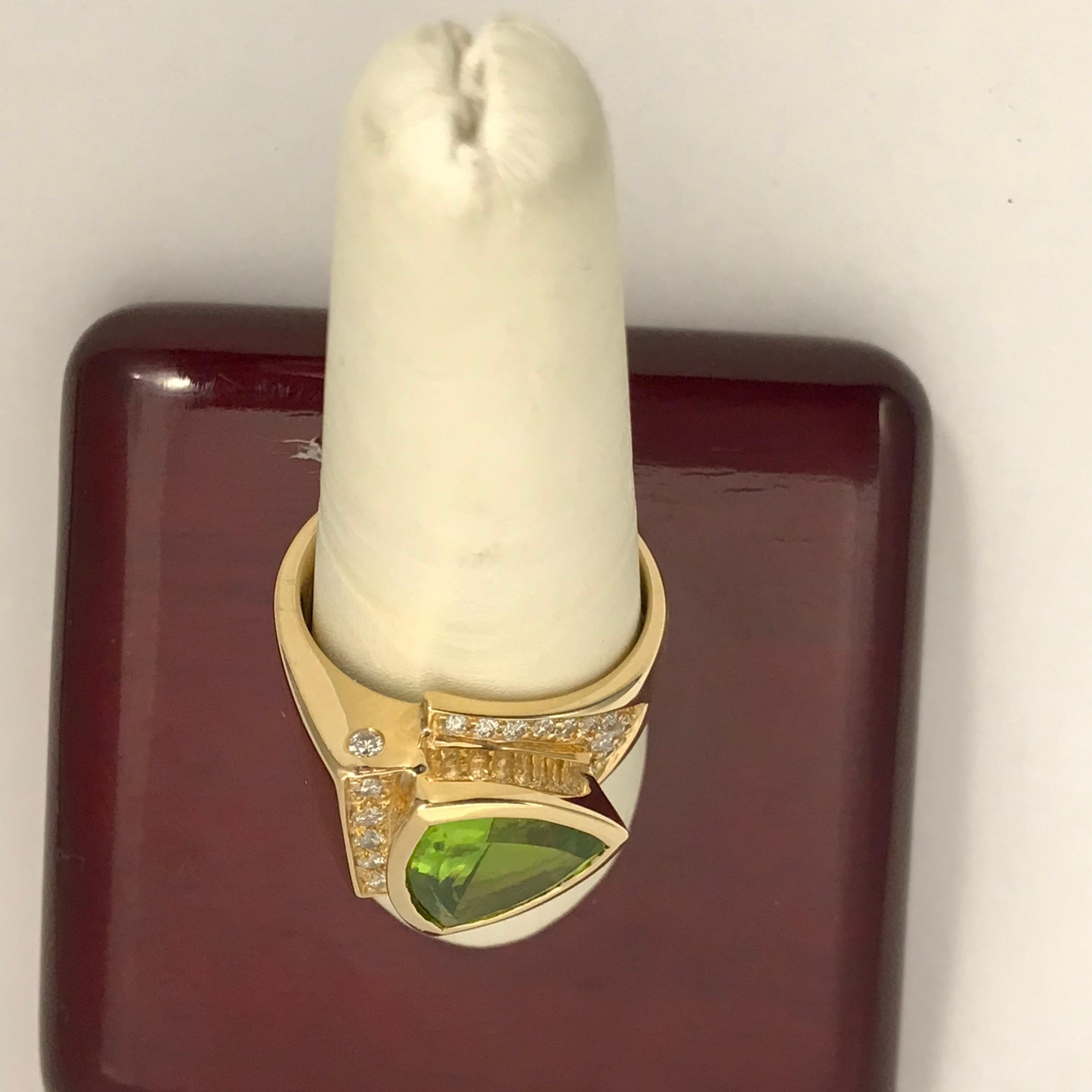5.11 Carat Peridot Ring in 14 Karat Yellow Gold In New Condition For Sale In Austin, TX