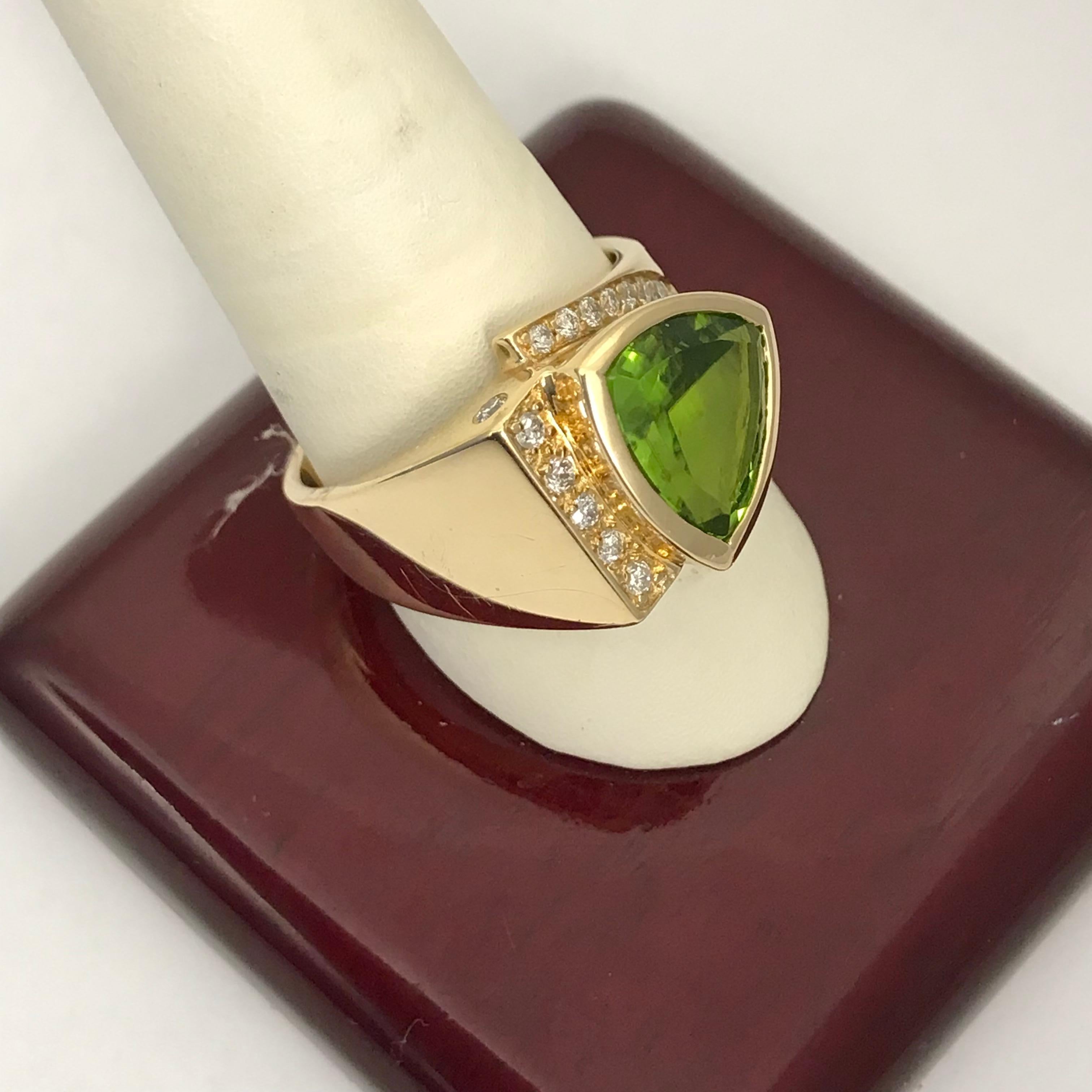 Contemporary 5.11 Carat Peridot Ring in 14 Karat Yellow Gold For Sale