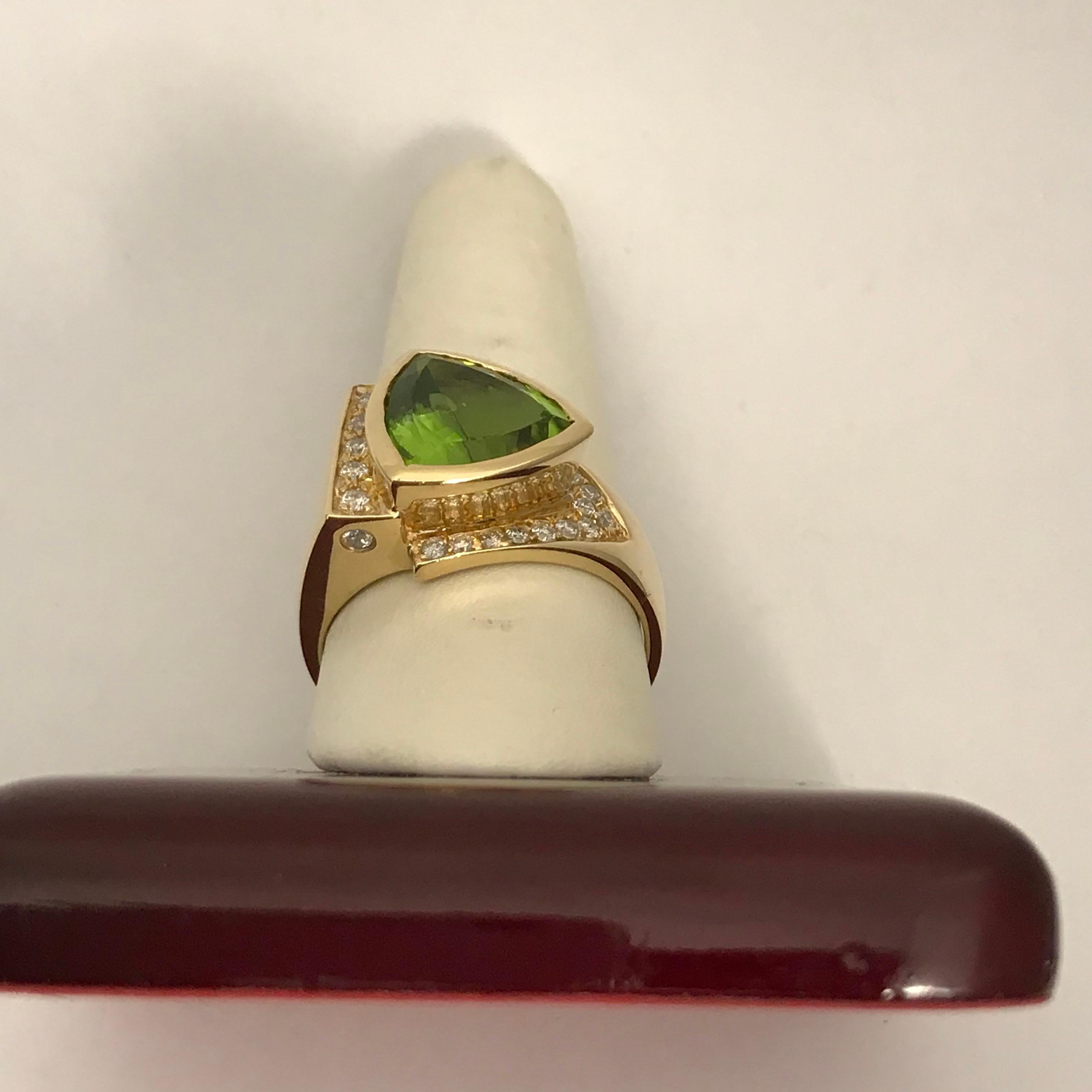 5.11 Carat Peridot Ring in 14 Karat Yellow Gold For Sale 1