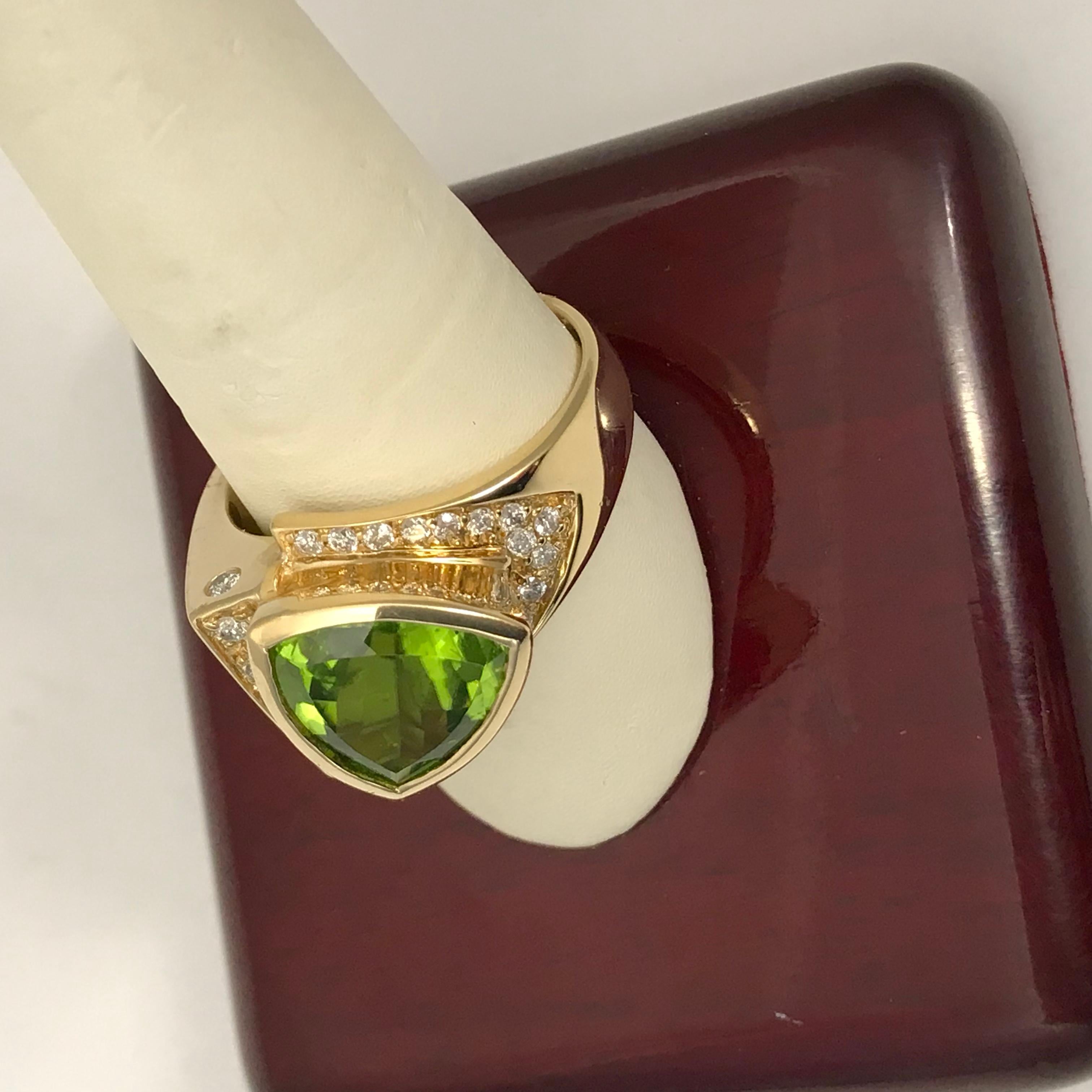 Round Cut 5.11 Carat Peridot Ring in 14 Karat Yellow Gold For Sale