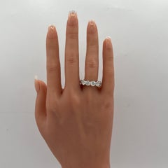 GIA 0,70's ciascuno Anello a fascia di eternità con diamanti tondi e brillanti in oro bianco 18 carati