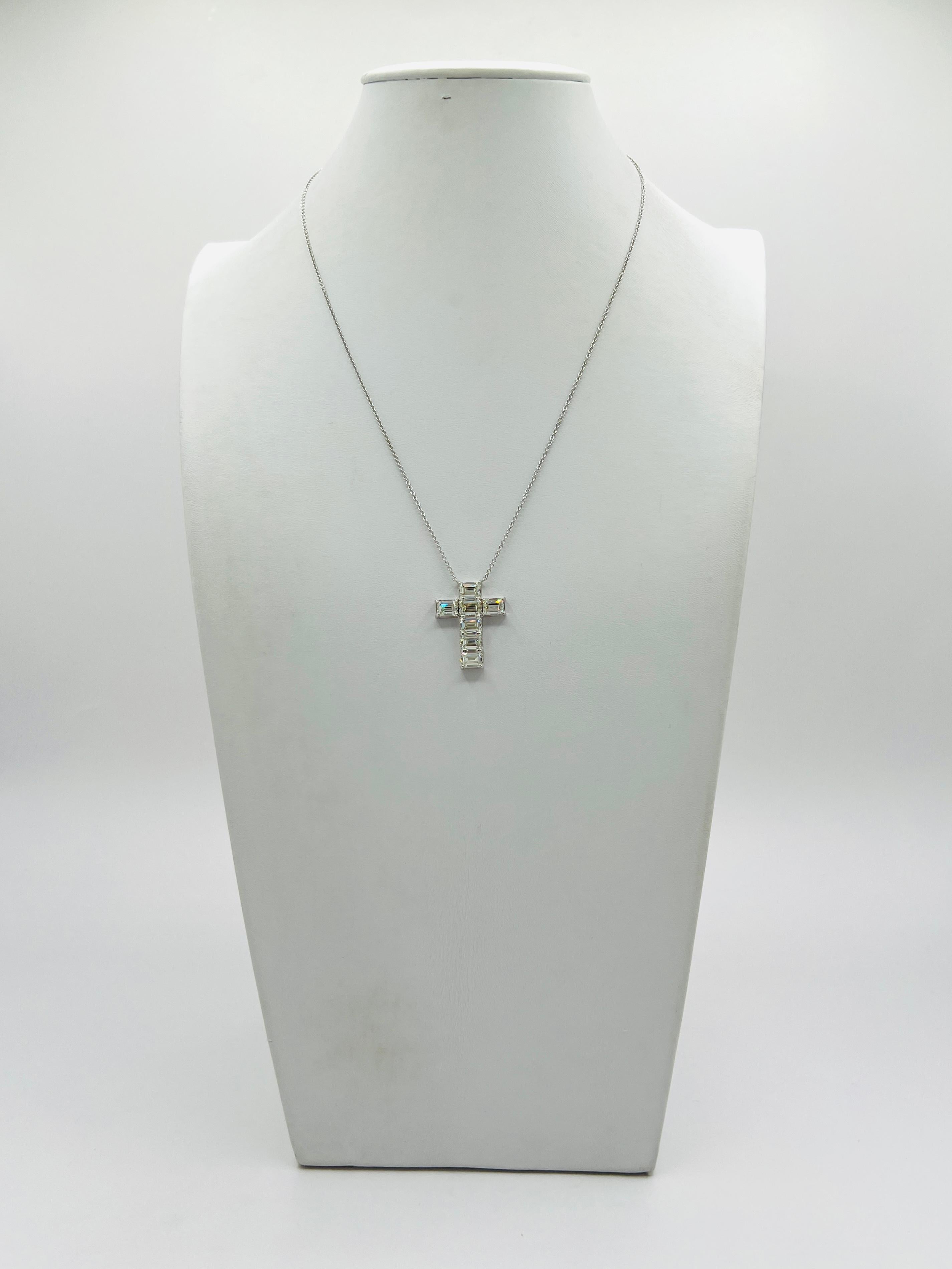 Collier croix en or blanc 18 carats avec diamant blanc taillé en émeraude GIA Neuf - En vente à Los Angeles, CA