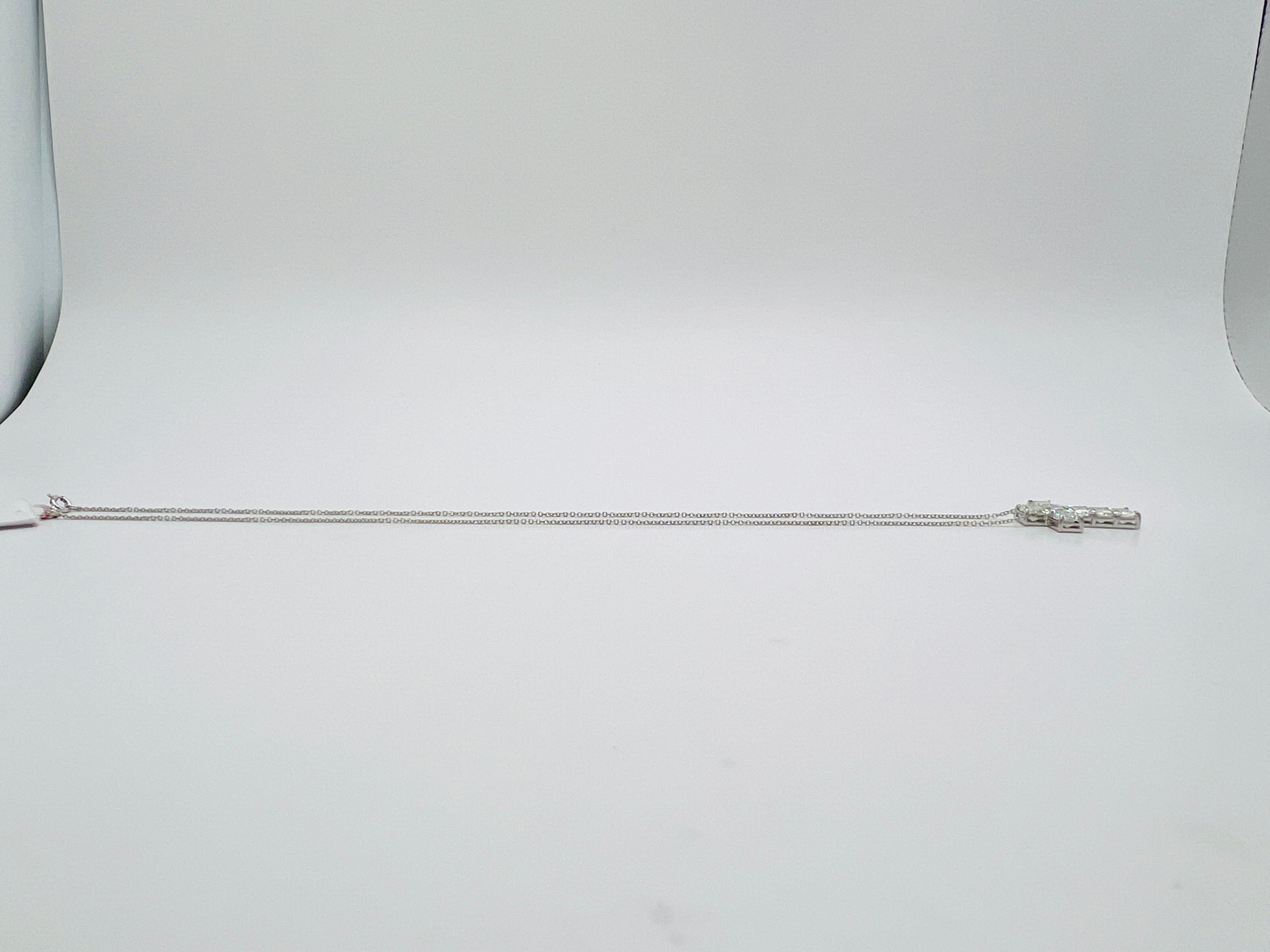 Collier croix en or blanc 18 carats avec diamant blanc taillé en émeraude GIA Unisexe en vente