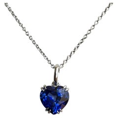 Collana con ciondolo a forma di cuore con zaffiro blu da 4,60 carati in oro bianco 18 carati