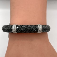 Bracelet rigide « Estate » Judith Ripka, orné de diamants noirs et blancs, en or blanc 18 carats
