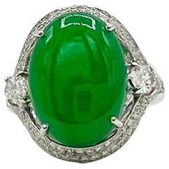 Anello con giada ovale da 9,27 carati e diamanti in oro bianco 18 carati