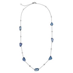 Collana con zaffiri blu e diamanti bianchi a forma rotonda in oro bianco 18 carati