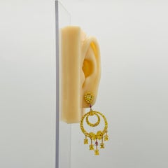 Orecchini a candeliere con diamanti gialli e bianchi in oro giallo 18 carati