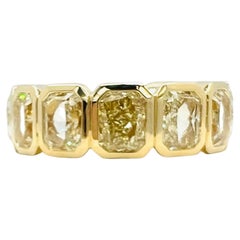 Anello Eternity con diamanti gialli taglio Radiant da 1 carato ciascuno, certificato GIA, in oro giallo 18 carati