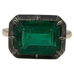 Anello con smeraldo da 4,38 carati, taglio smeraldo, montatura East-West con incastonatura a griffe, in argento e oro 18 carati
