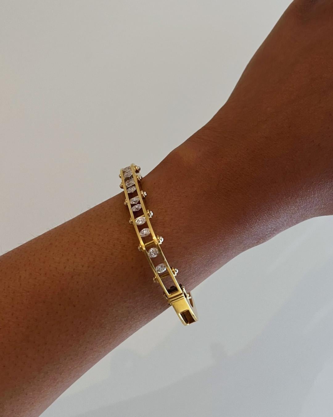 Secrett Diamant und Gold Armreif im Zustand „Hervorragend“ in New York, NY