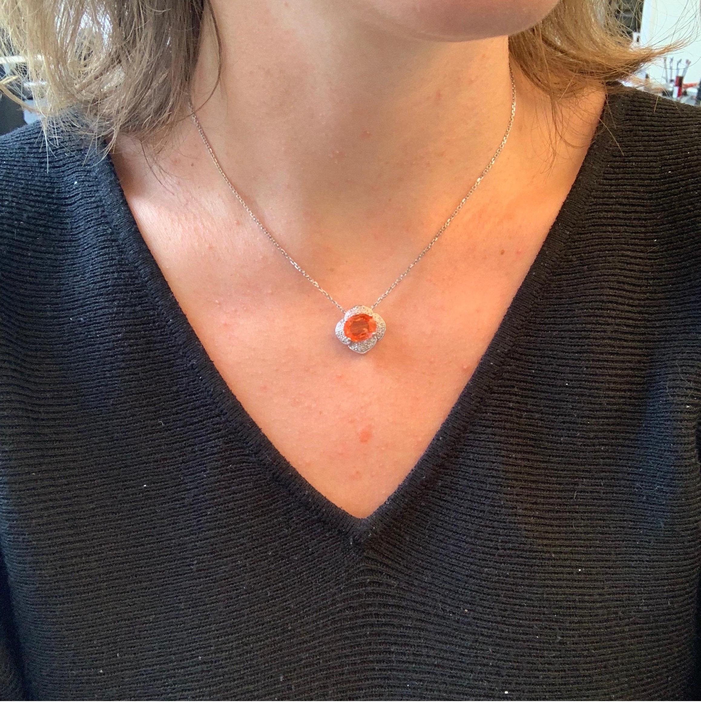 3.90 Carat Orange Sapphire and Diamonds White Gold Pendant Necklace In Good Condition In London, GB