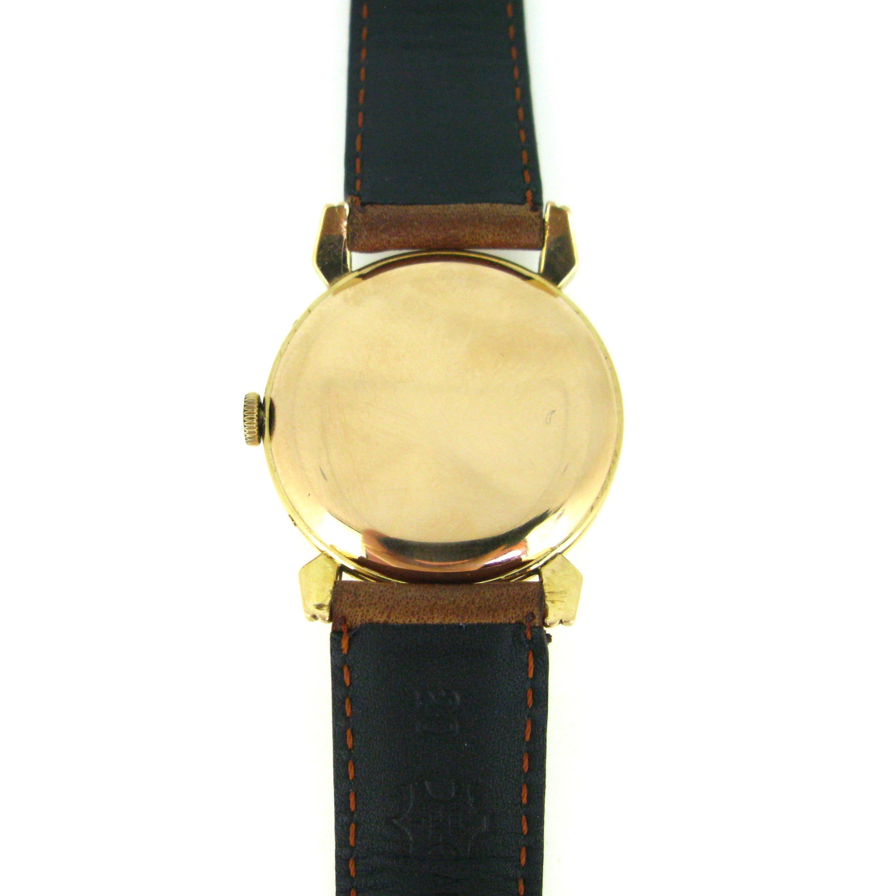 Movado Triple Date Calendar Ruby Dial Mechanic Rose Yellow Gold Wristwatch In Good Condition In London, GB