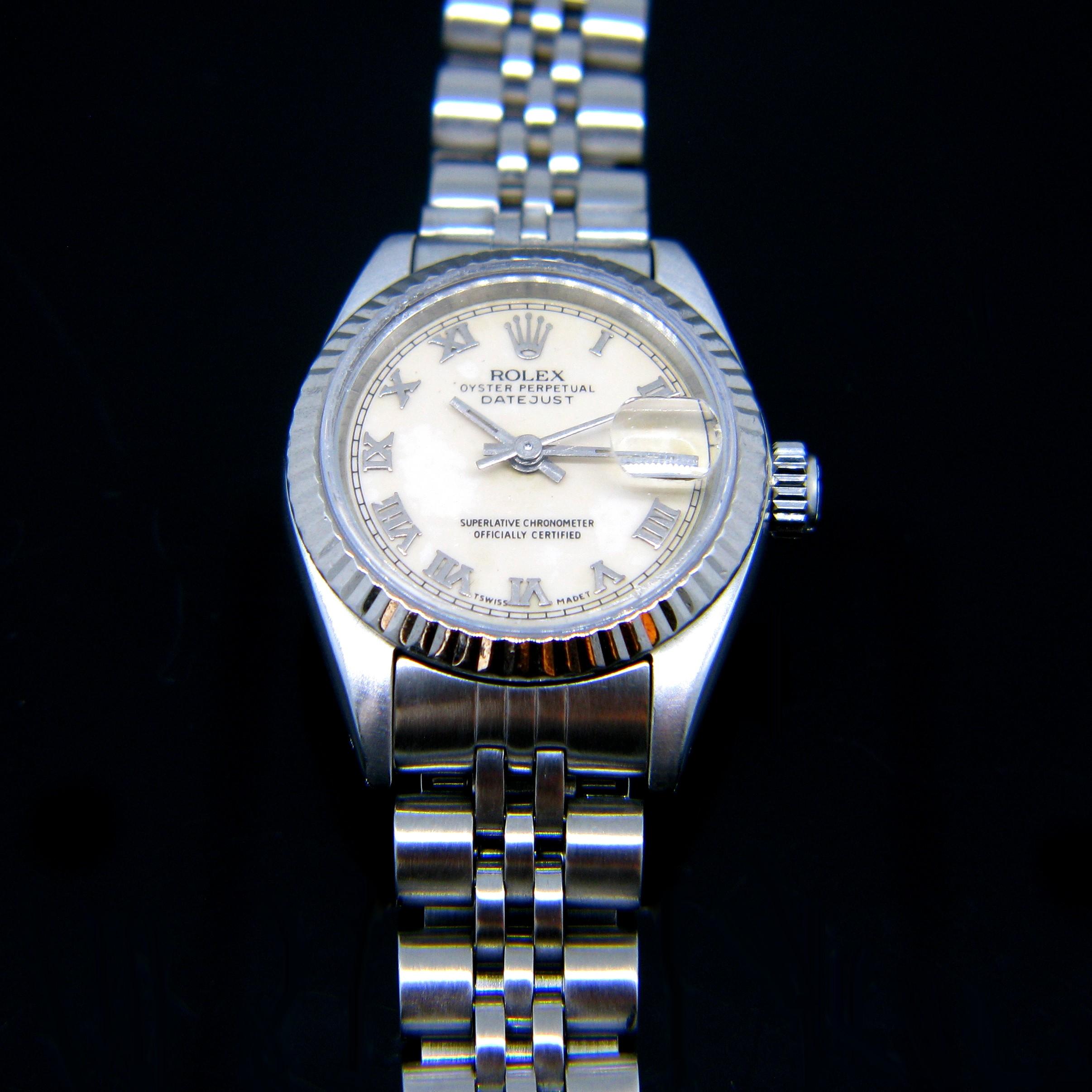 This Rolex Oyster Datejust 69000A lady's watch is made in stainless steel and the bezel is made in 18K white gold. It is in good condition and was  restored recently.

Total Weight:	50.0 g

Metal:		18K white gold & stainless steel

Condition:      