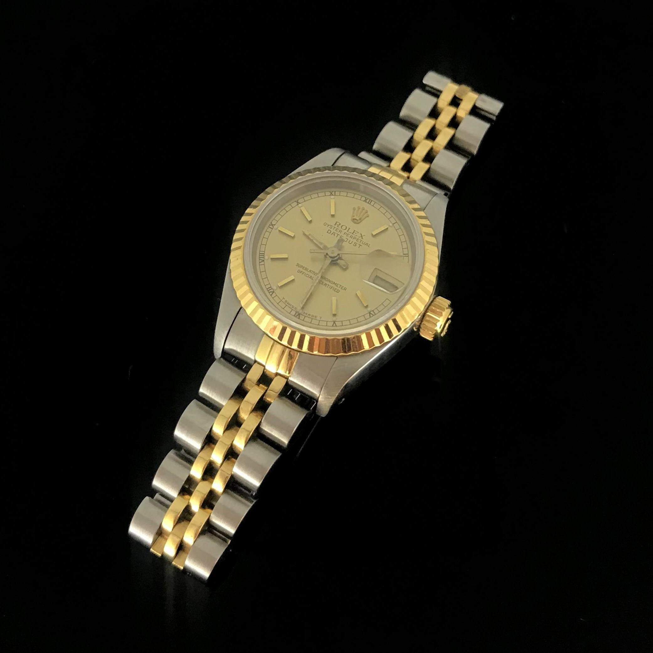 This Rolex Oyster Datejust 69000A lady's watch is made in 18K yellow gold and stainless steel. It is in very good condition and works perfectly as it was  restored. It comes with its original box and four additional Rolex strap elements.

Total