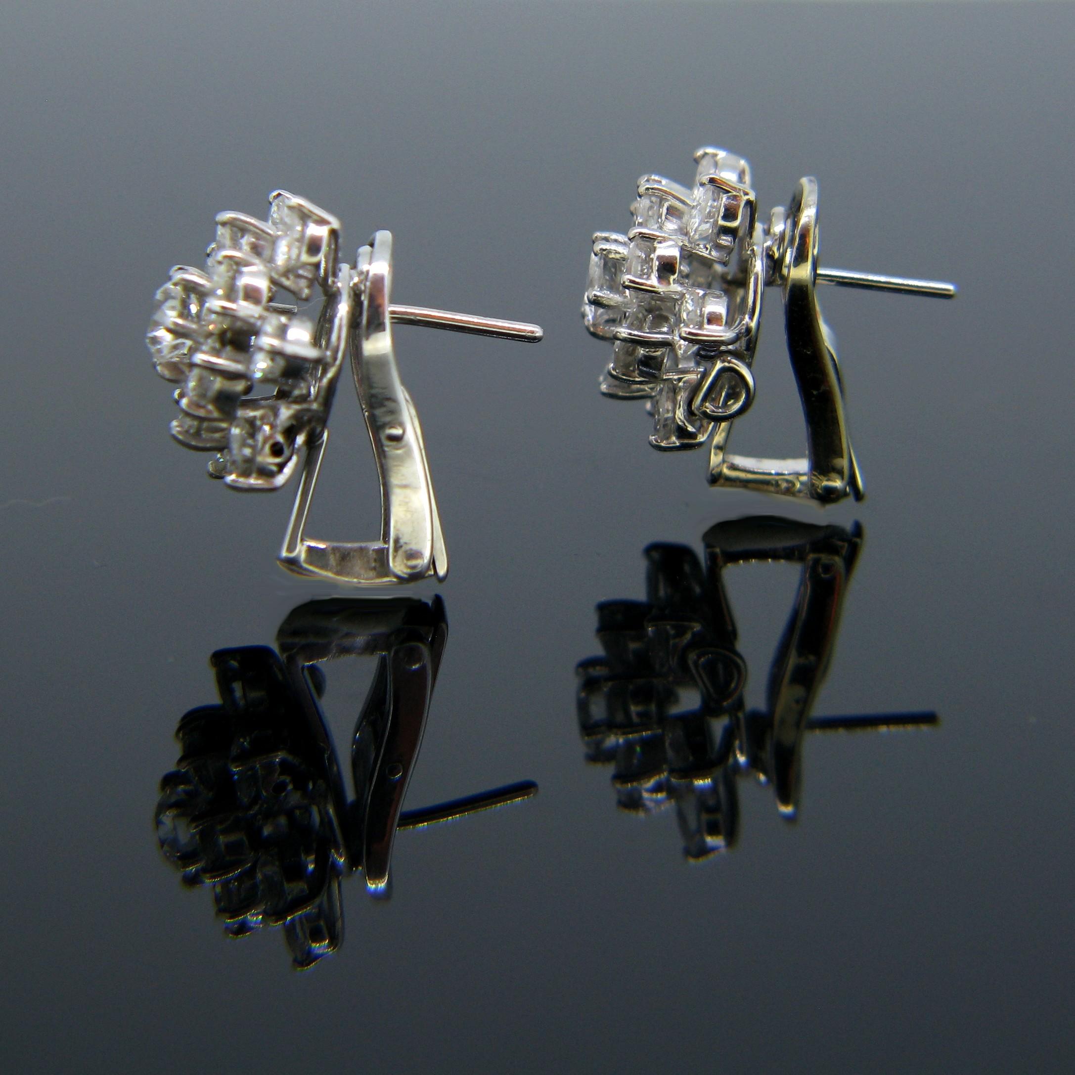 Modern Round Brilliant Diamonds White Gold Platinum Earrings Clips In Good Condition In London, GB