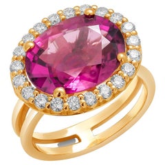 Anillo en racimo de oro amarillo de dieciocho quilates con diamantes y turmalina rubelita de caña partida