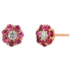 Mini clous d
oreilles en or jaune 14 carats avec grappes de fleurs en rubis et diamants