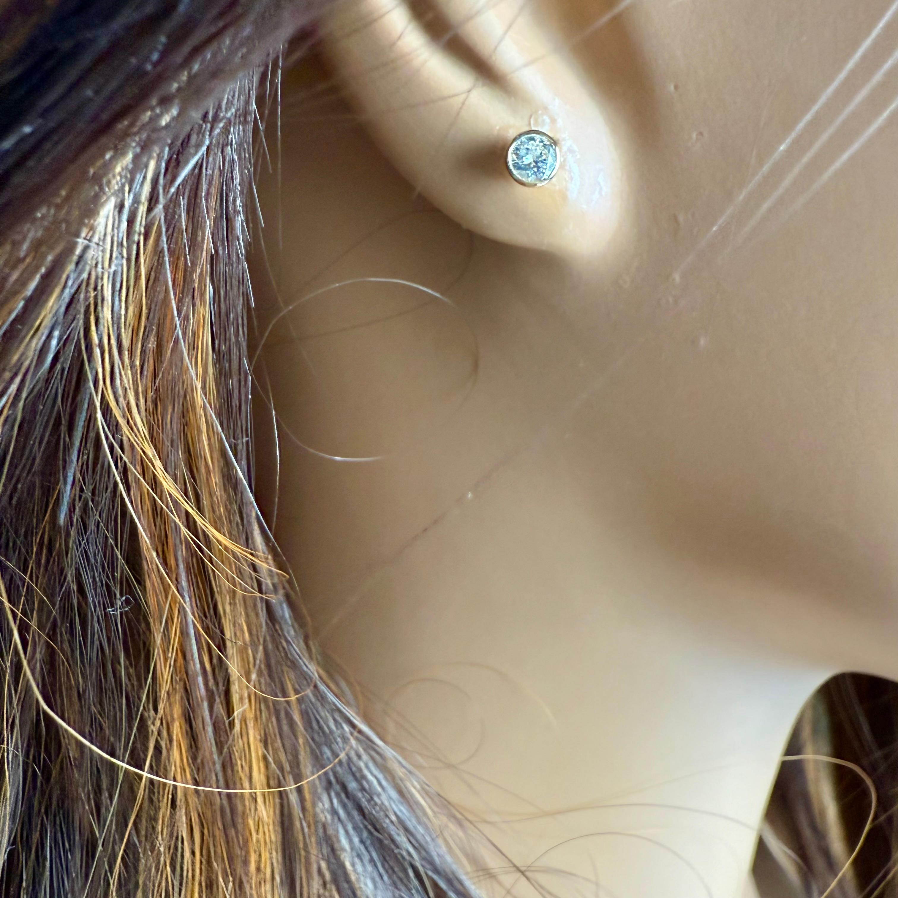 Moderno Orecchini Elegance senza tempo in oro giallo 14K con castone e diamanti incastonati in vendita
