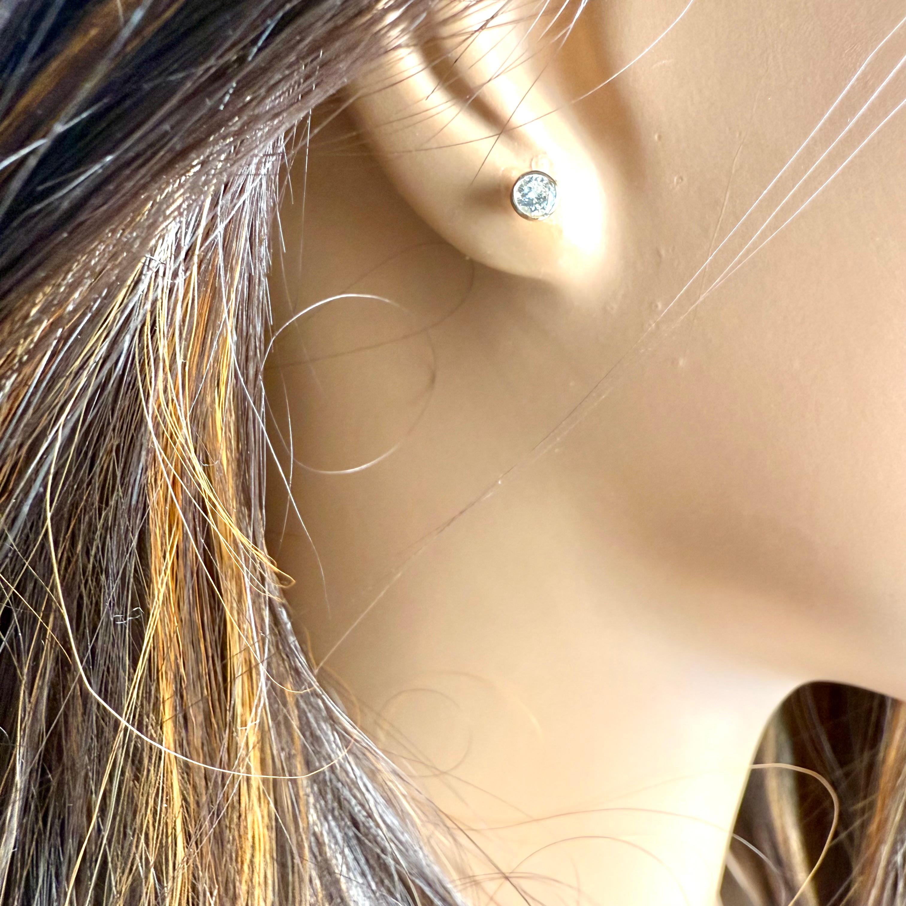 da uomo o donna Orecchini Elegance senza tempo in oro giallo 14K con castone e diamanti incastonati in vendita