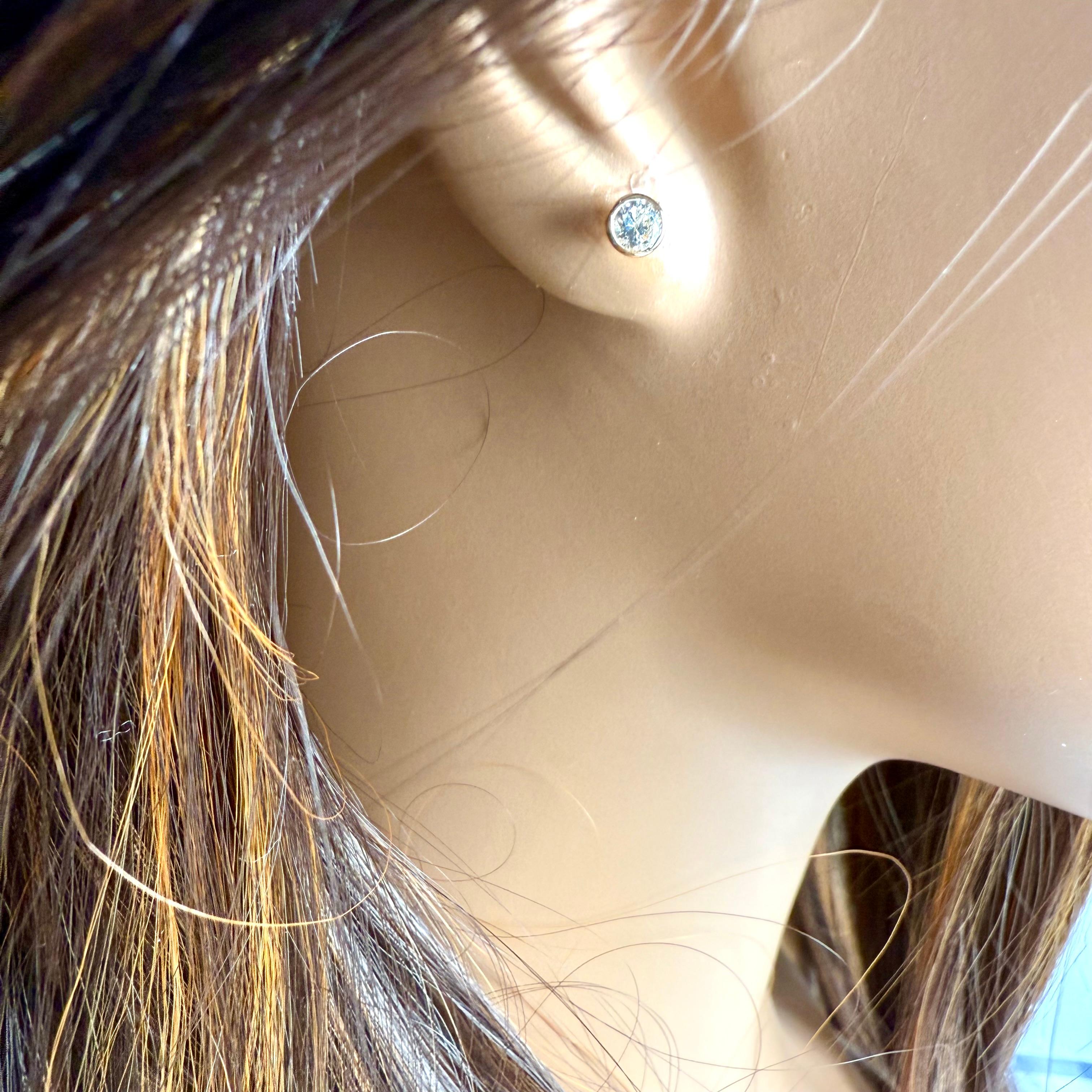 Orecchini Elegance senza tempo in oro giallo 14K con castone e diamanti incastonati in vendita 1