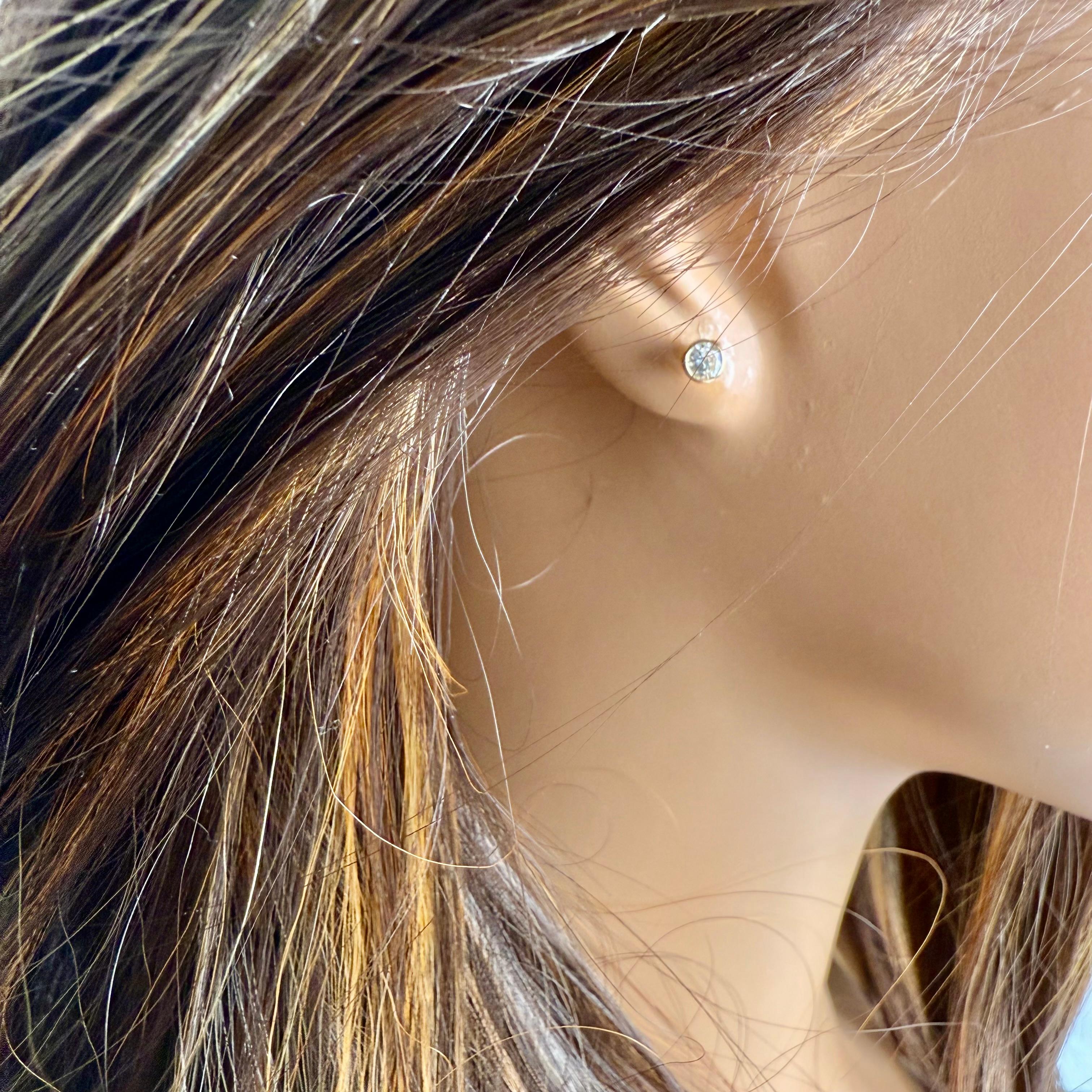 Orecchini Elegance senza tempo in oro giallo 14K con castone e diamanti incastonati In condizioni Nuovo in vendita a New York, NY
