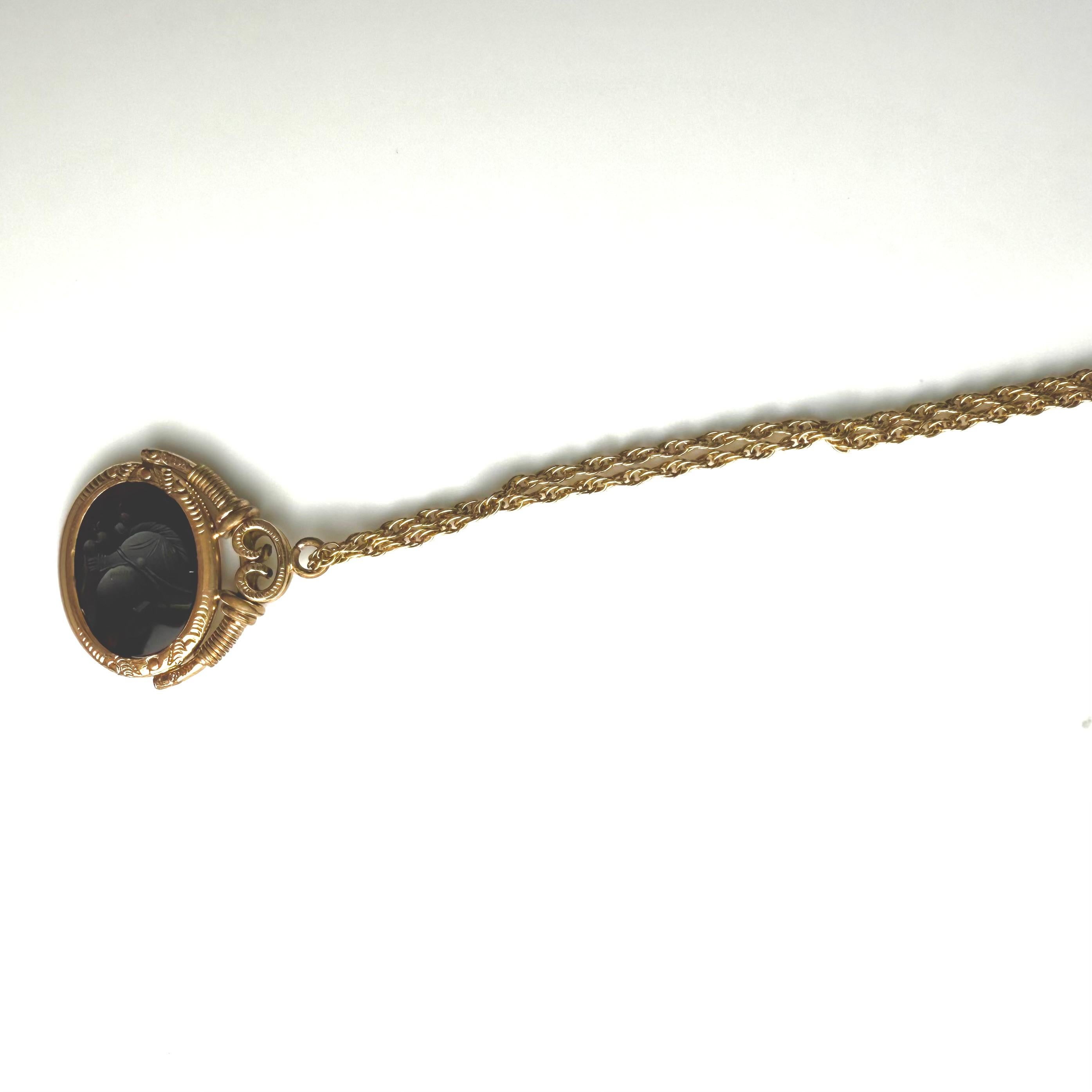 Début du 20e siècle, camée en creux en or 14k, collier de corde de 24 inc. Bon état - En vente à New York, NY