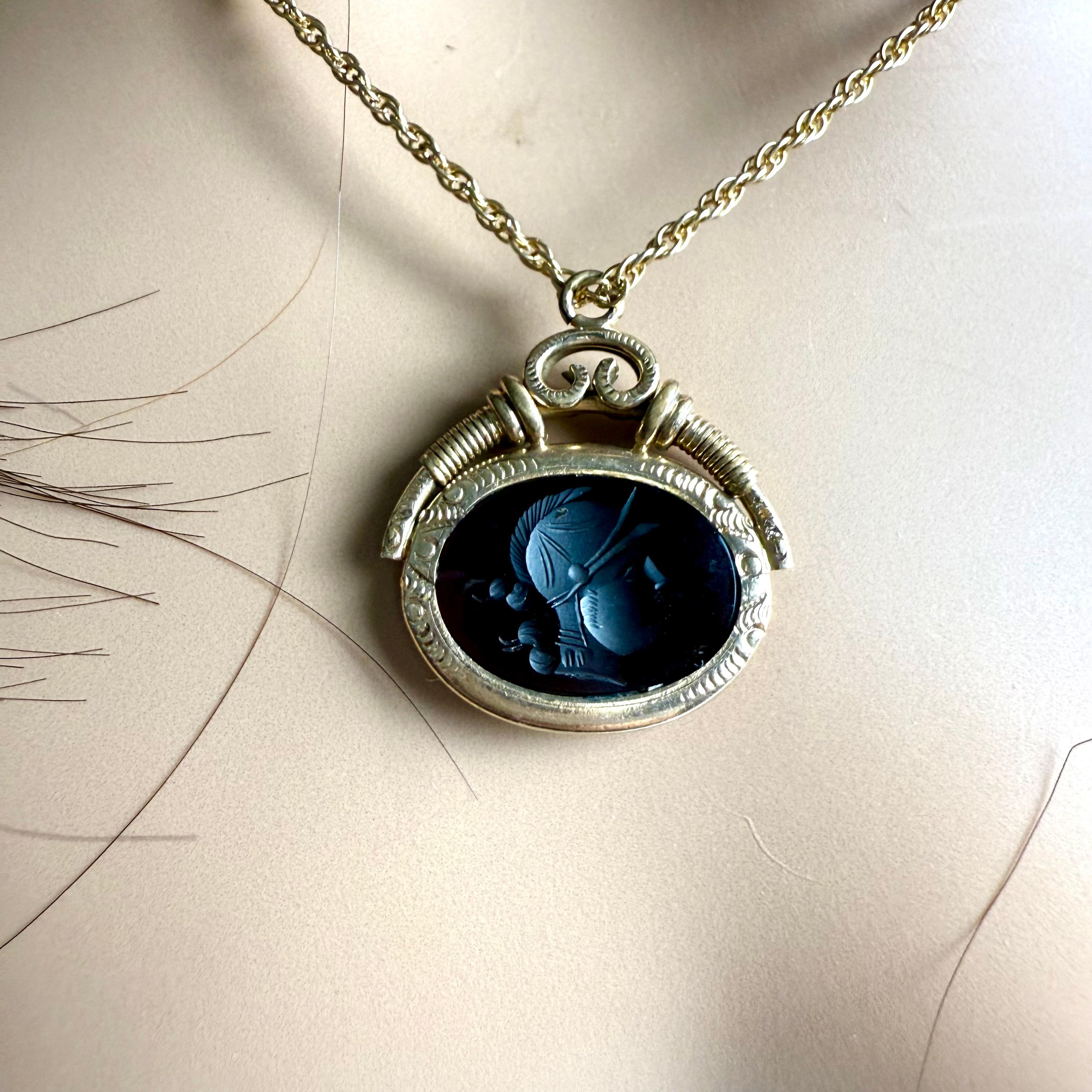 Rétro Début du 20e siècle, camée en creux en or 14k, collier de corde de 24 inc. en vente
