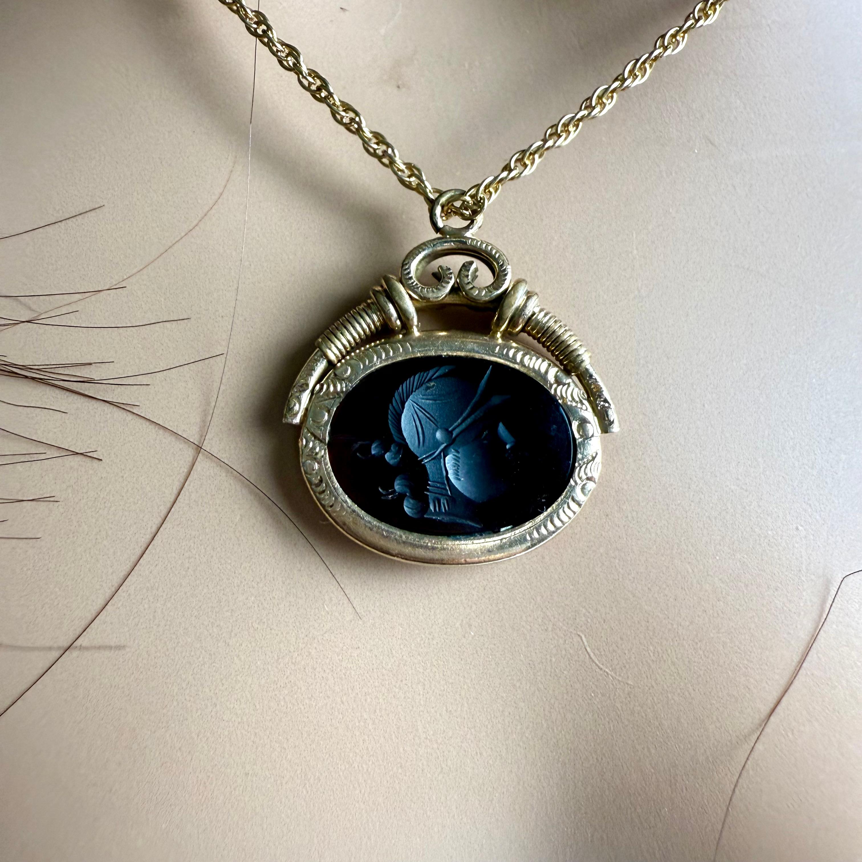 Début du 20e siècle, camée en creux en or 14k, collier de corde de 24 inc. Unisexe en vente