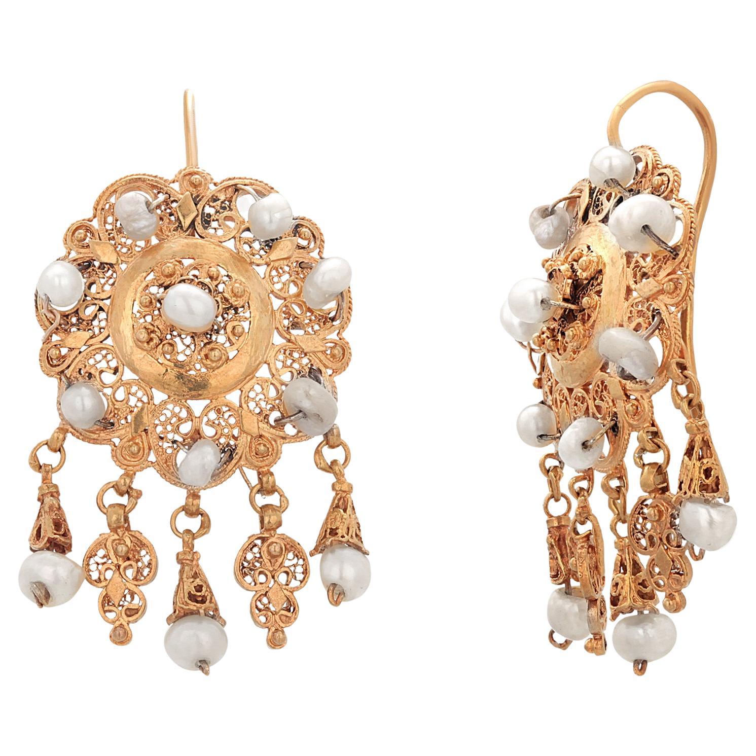 Boucles d'oreilles chandelier anciennes en or jaune 18K et perles de rocaille