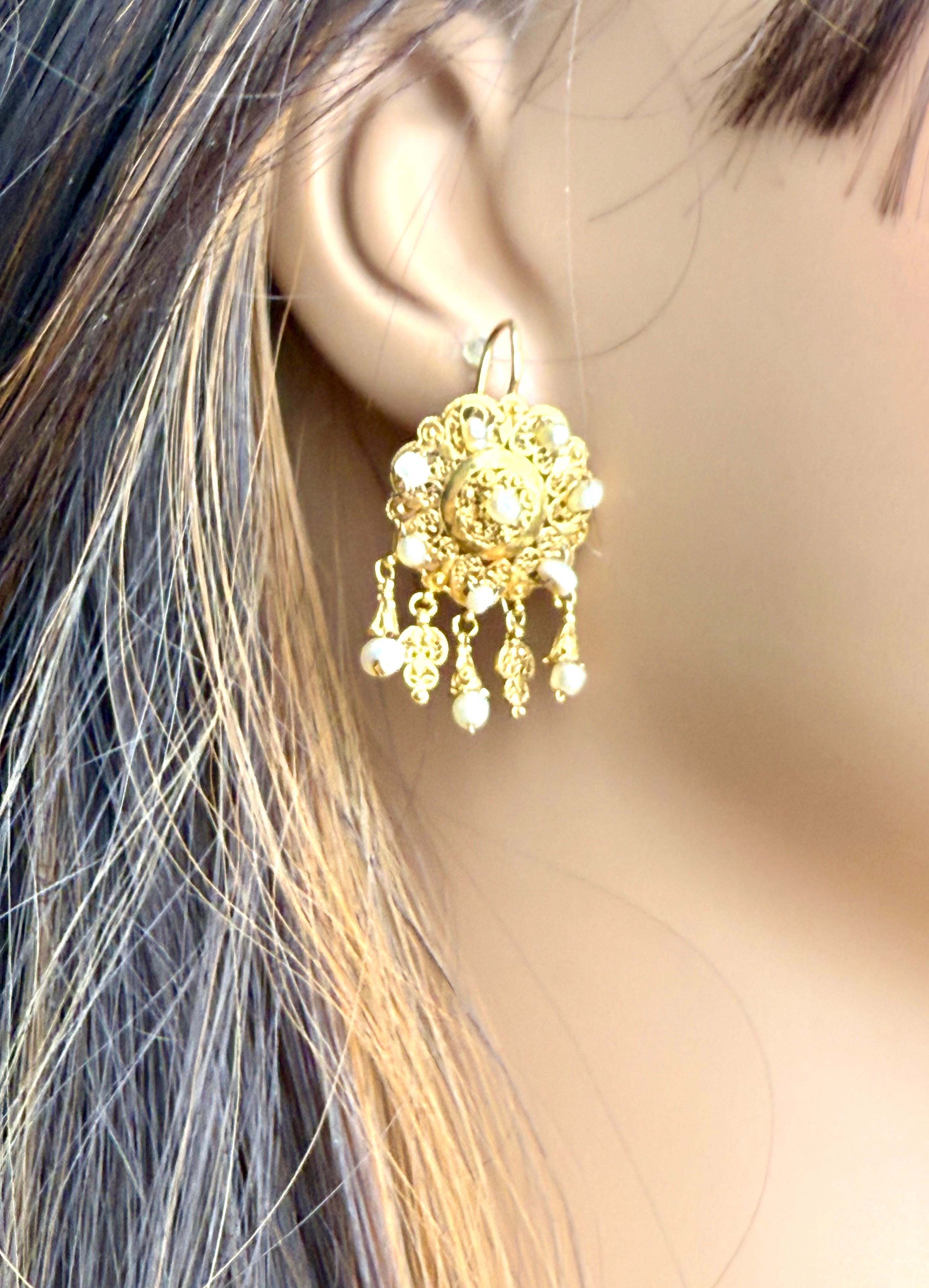 Boucles d'oreilles chandelier anciennes en or jaune 18K et perles de rocaille Bon état - En vente à New York, NY
