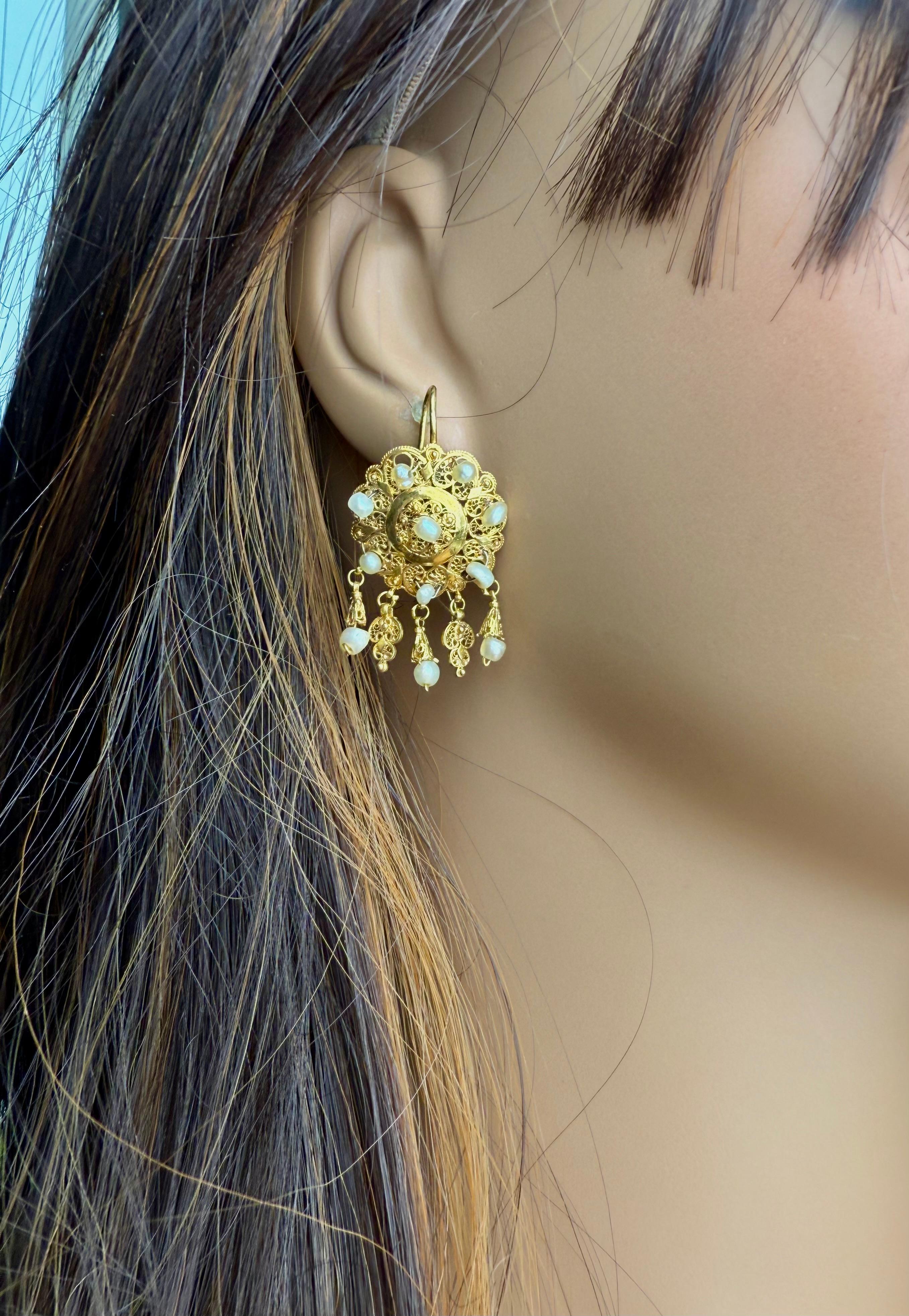 Boucles d'oreilles chandelier anciennes en or jaune 18K et perles de rocaille en vente 1